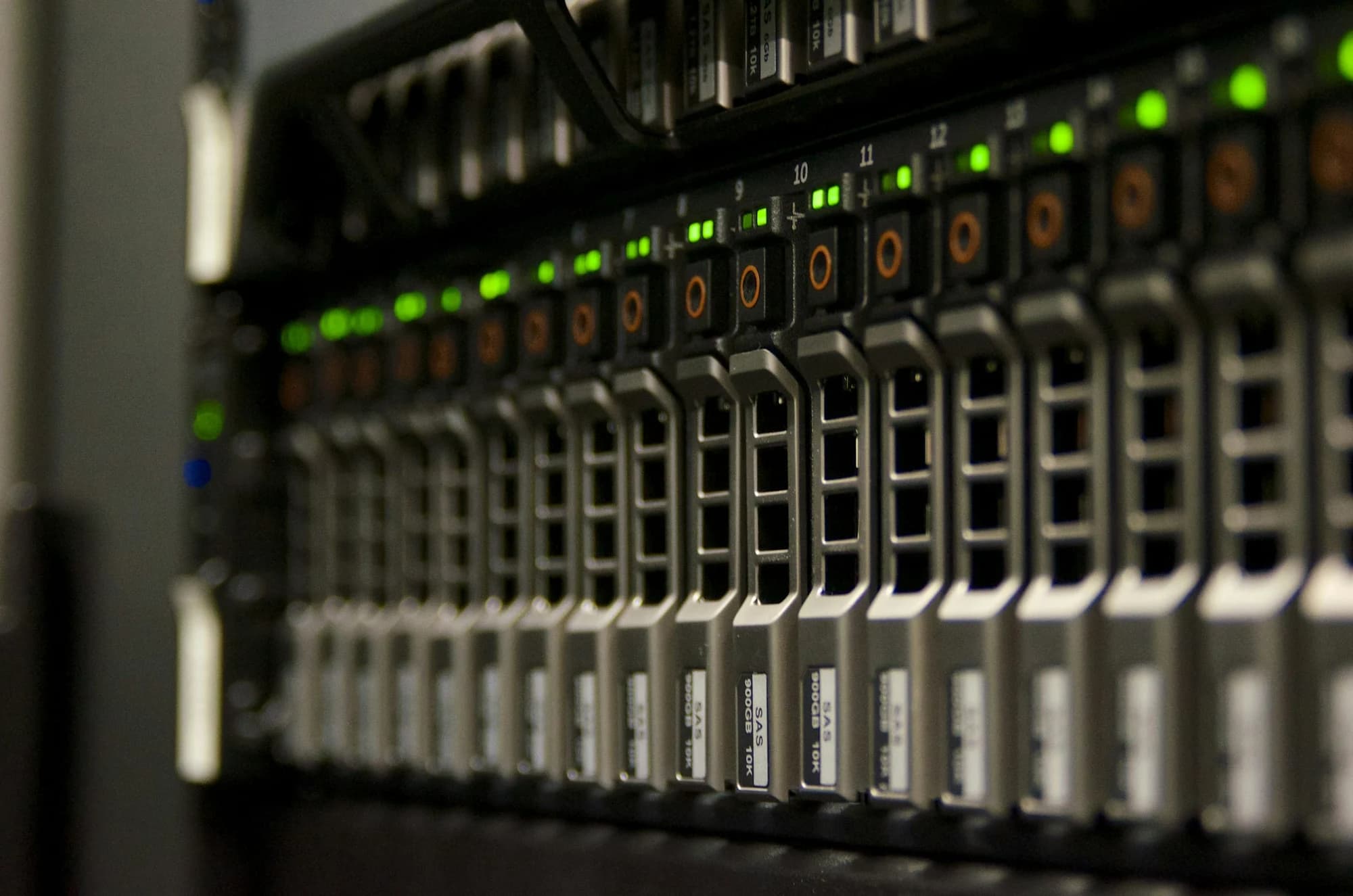 Server mit grünen Statusleuchten