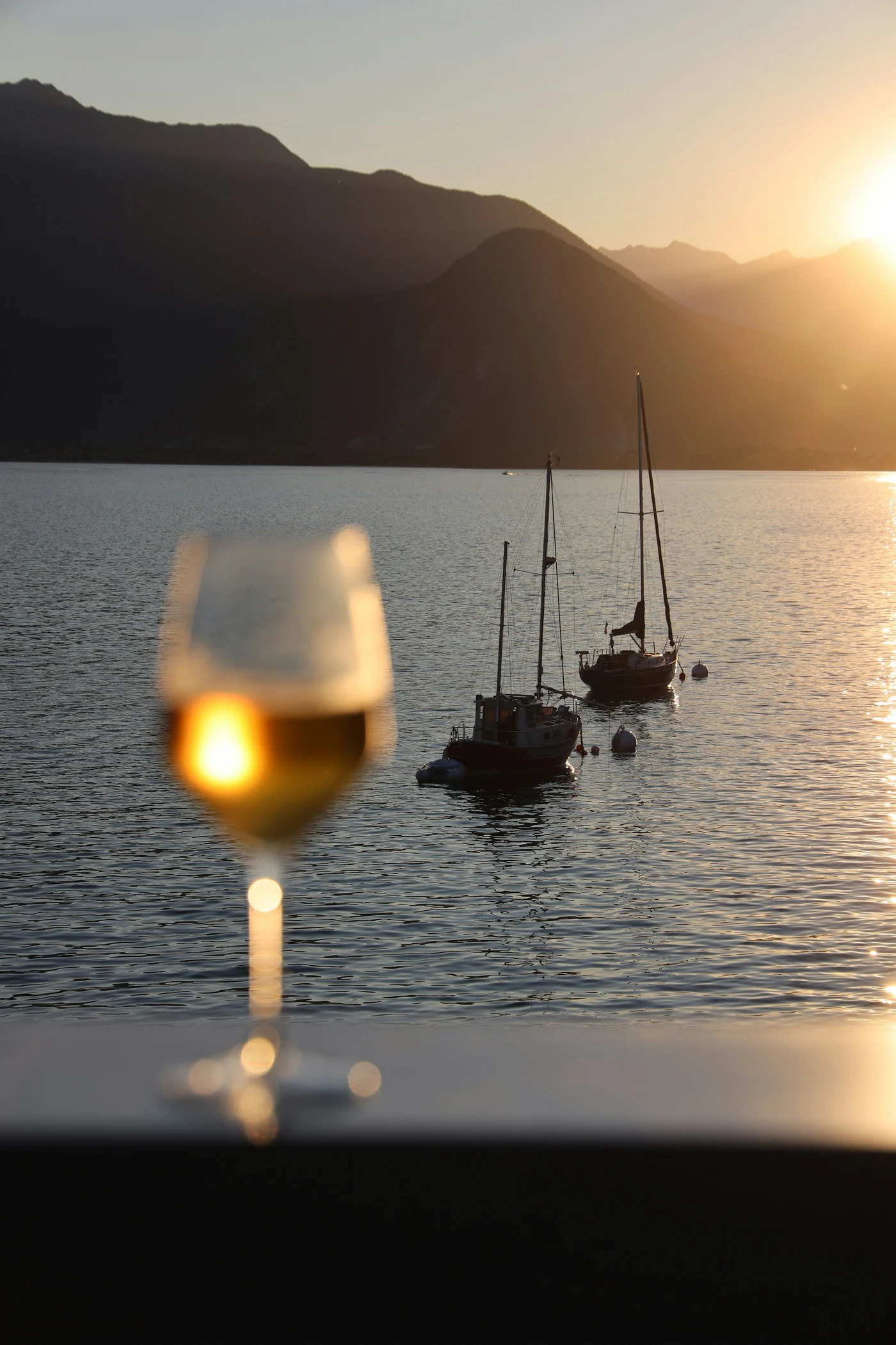 Abendstimmung auf einer Terrasse am See