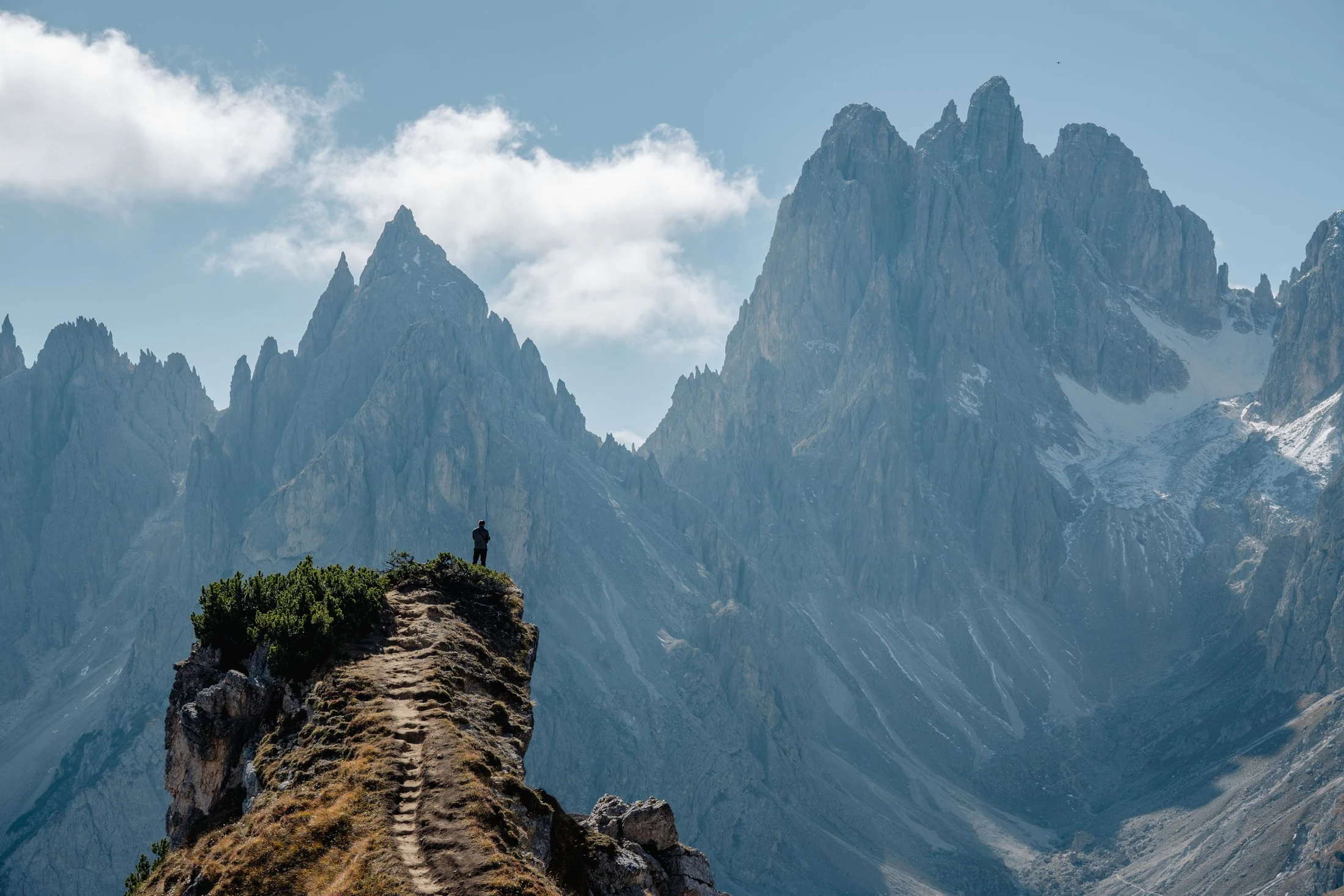 Berglandschaft und Wege in den Alpen