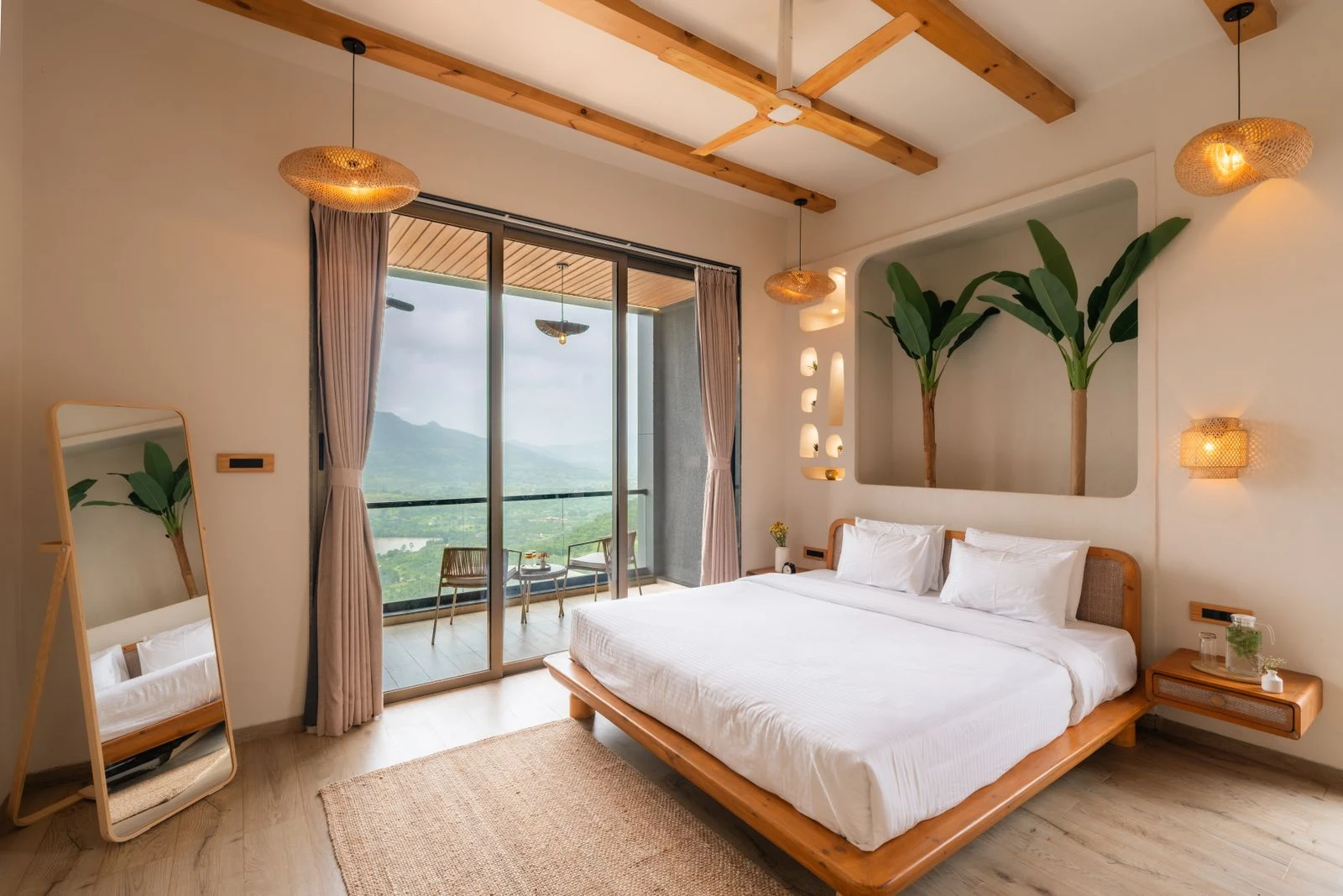Helles Zimmer mit Balkon und Bergblick